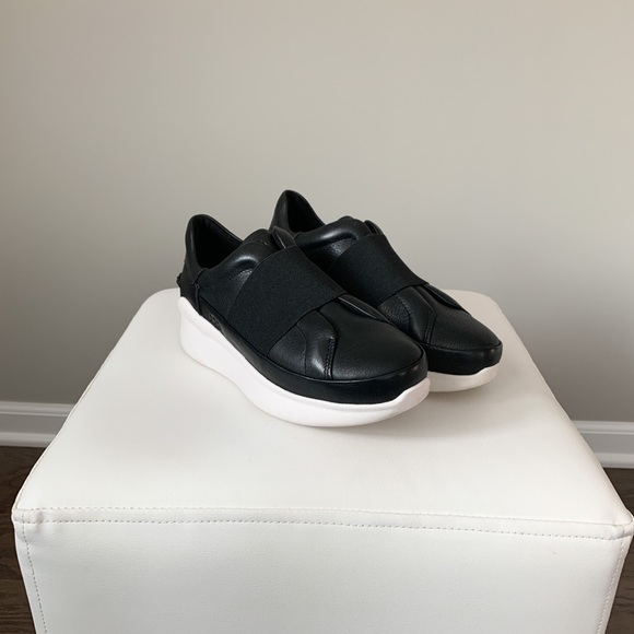 UGG Shoes - ✨SALE UGG (EUC) Sneakers Leather Upper Size 6✨